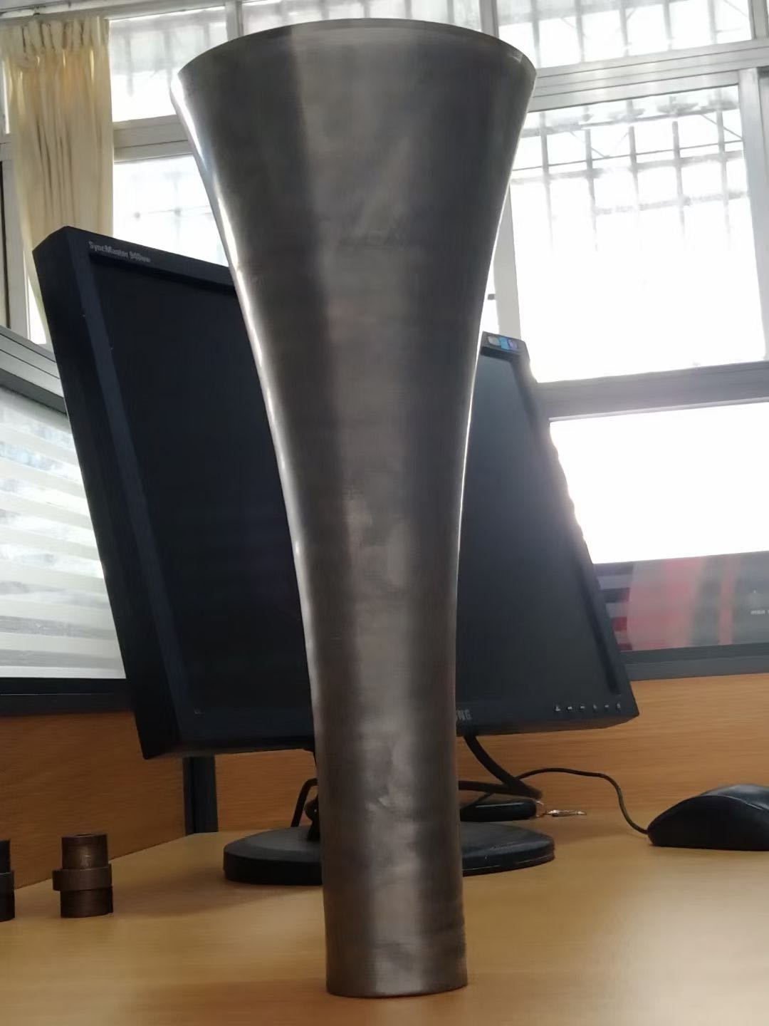 不(bú)鏽鋼長(zhǎng)筒底座(zuò)成型 數(shù)控 自動(dòng) 旋壓機(ji)